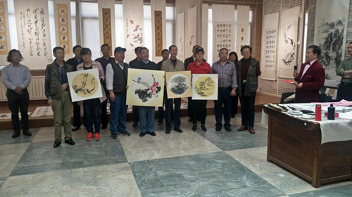“翰墨頌英模，添彩中國夢”慶五一節(jié)書畫贈英?；顒釉谏綎|省文化館隆重舉行