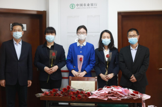 連心物業(yè)駐德州農(nóng)行項(xiàng)目開展“三八婦女節(jié)獻(xiàn)花送祝?！敝黝}活動(dòng)